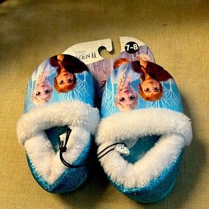 New Frozen II Girls Slippers 7-8 NWT Unique
